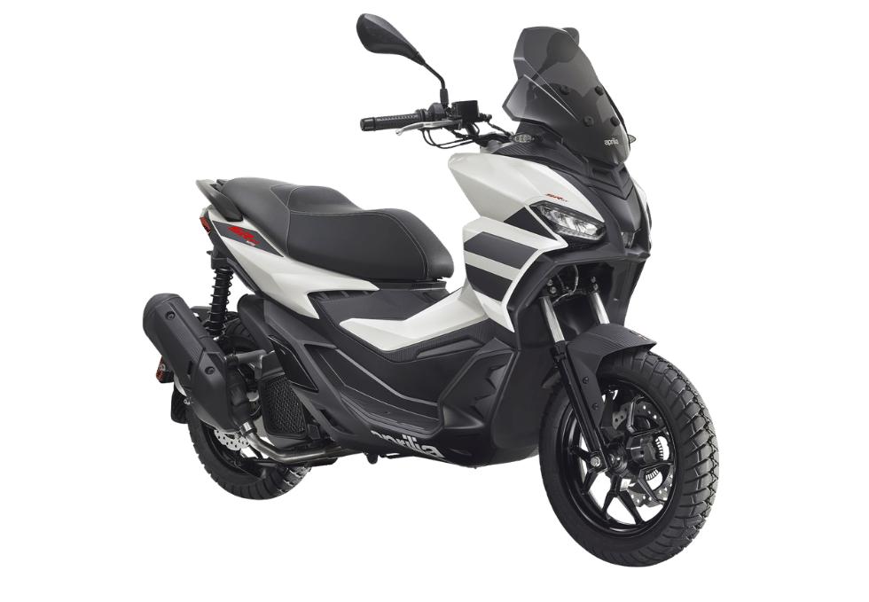 Aprilia SR GT 125 in der Farbe Opalescent Light freigestellt vor weißem Hintergrund.