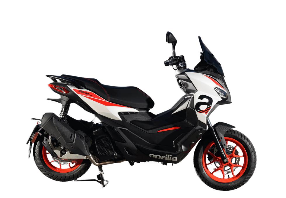 Sportlicher Roller Aprilia SR GT Sport 125 in space white mit roten Felgen auf weißem Grund.