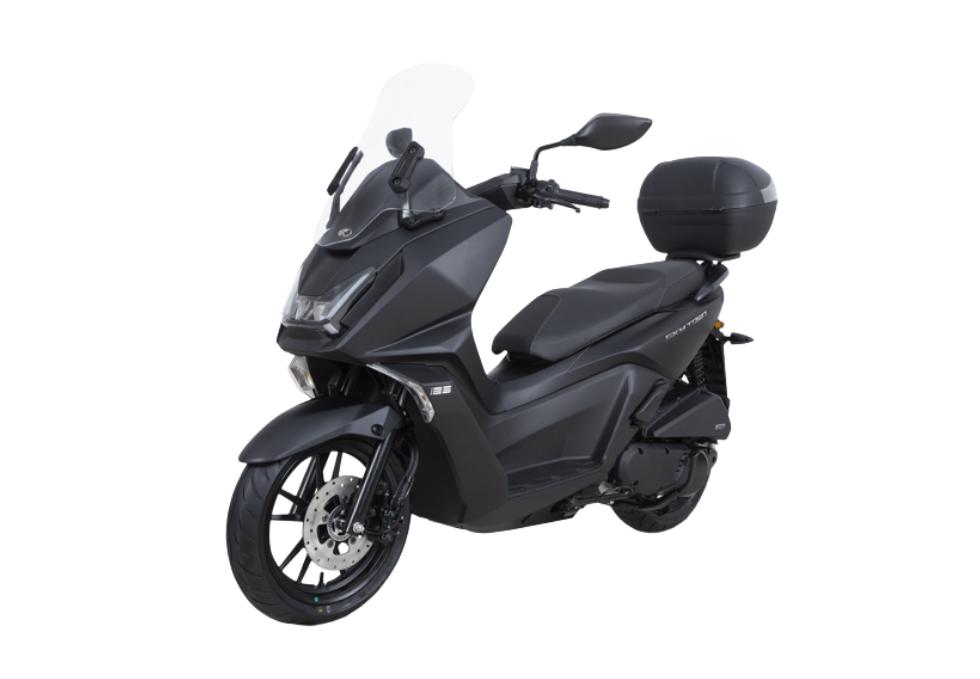 Frontansicht des Kymco Sky Town 125i ABS in golden brown mit Fokus auf das moderne LCD-Dashboard.