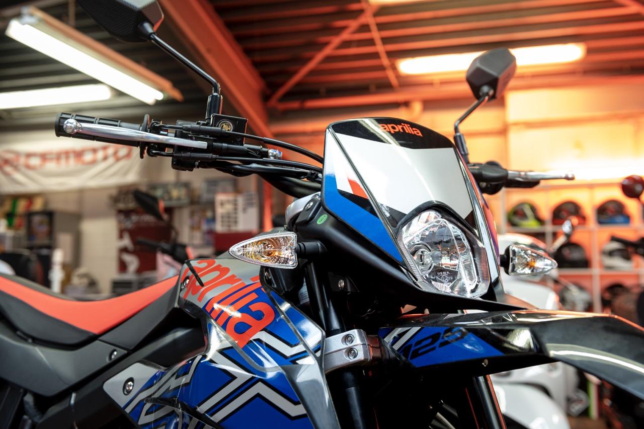 Aprilia SX 125 silber blau