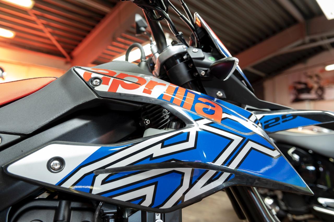 Aprilia SX 125 silber blau